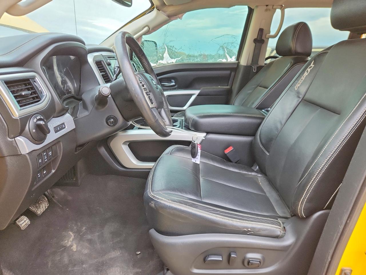 2016 NISSAN TITAN XD SL photo 13