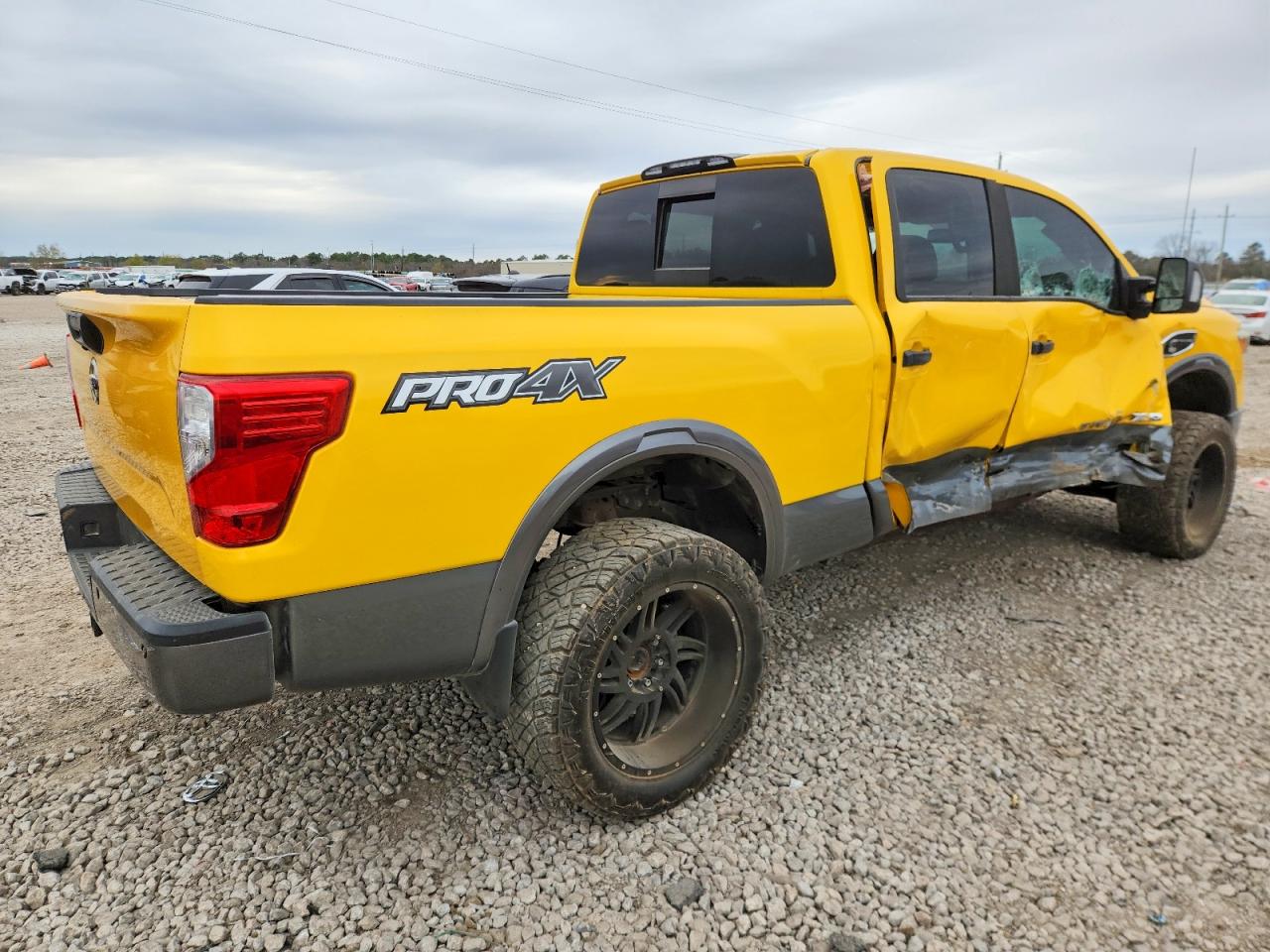 2016 NISSAN TITAN XD SL photo 5