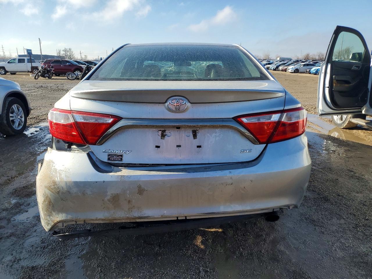 2015 TOYOTA CAMRY LE photo 11