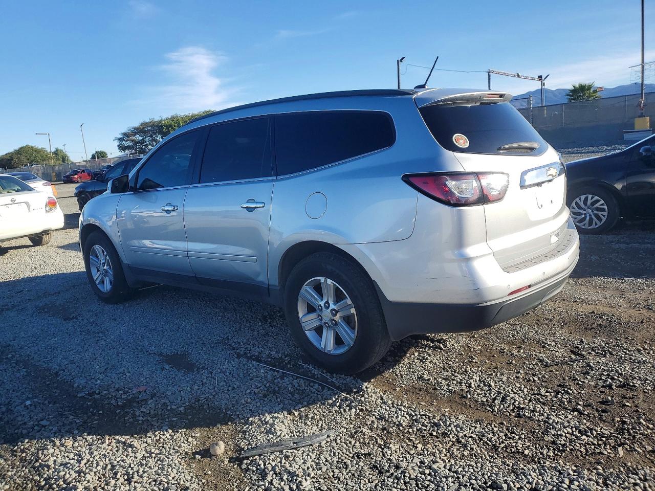 2014 CHEVROLET TRAVERSE LT photo 2