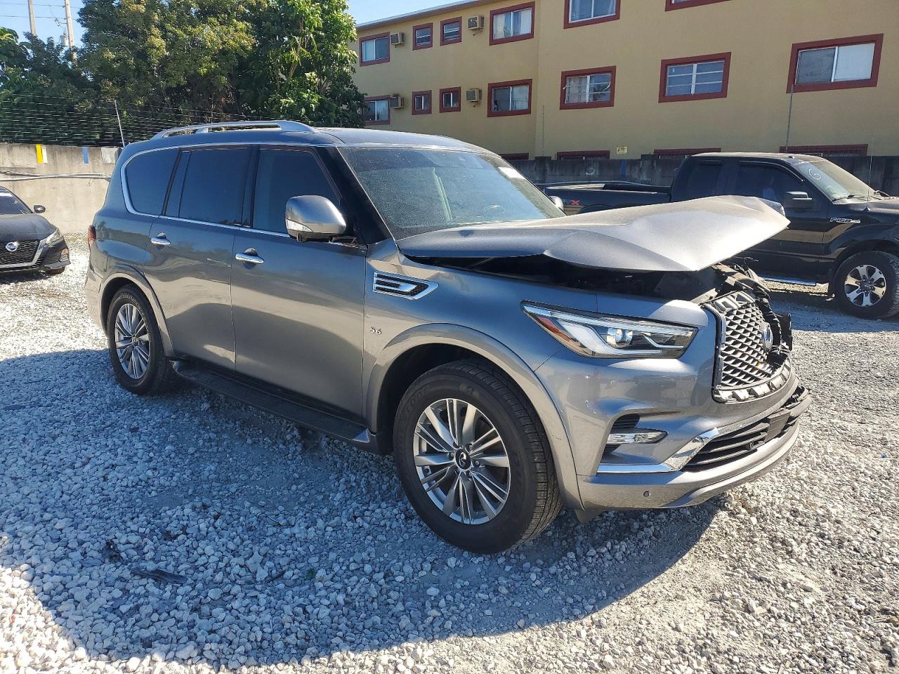 2019 INFINITI QX80 LUXE photo 4