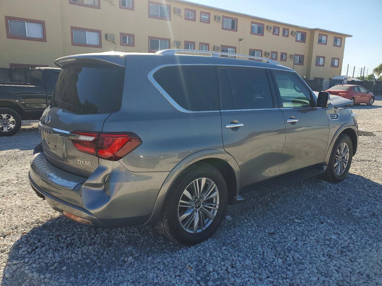 2019 INFINITI QX80 LUXE photo 3