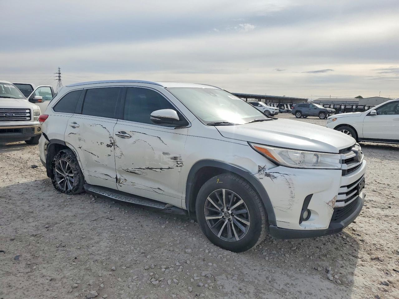 2017 TOYOTA HIGHLANDER XLE photo 4