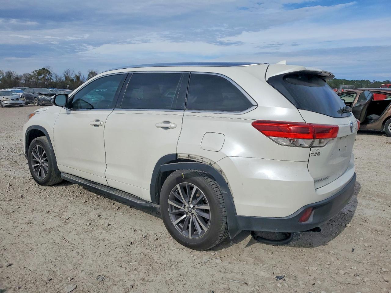 2017 TOYOTA HIGHLANDER XLE photo 2