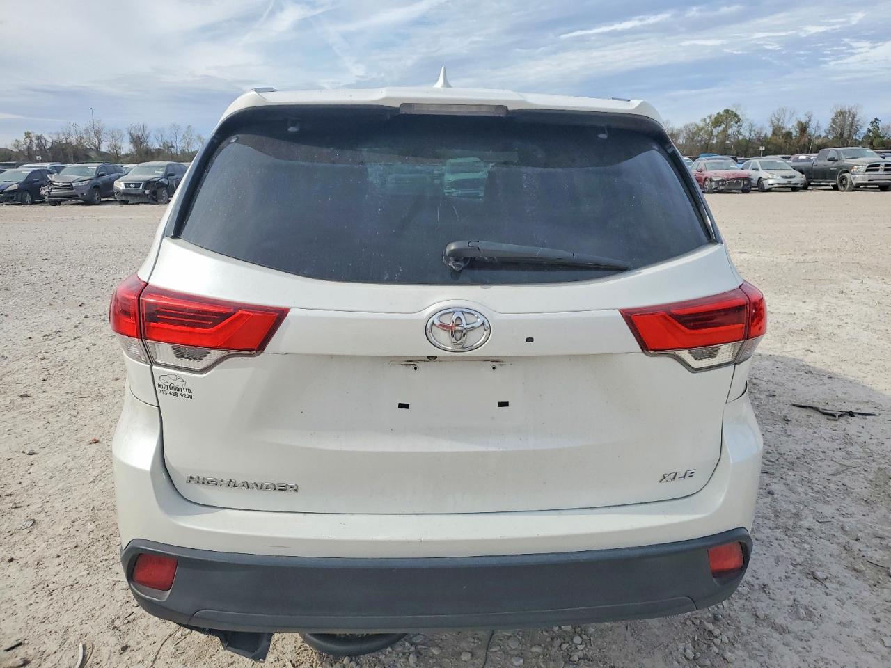 2017 TOYOTA HIGHLANDER XLE photo 6