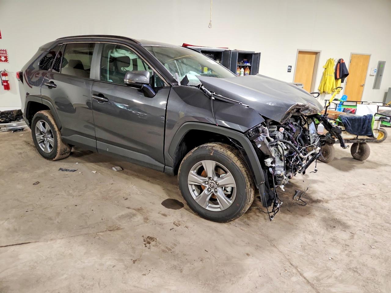 2025 TOYOTA RAV4 XLE photo 4