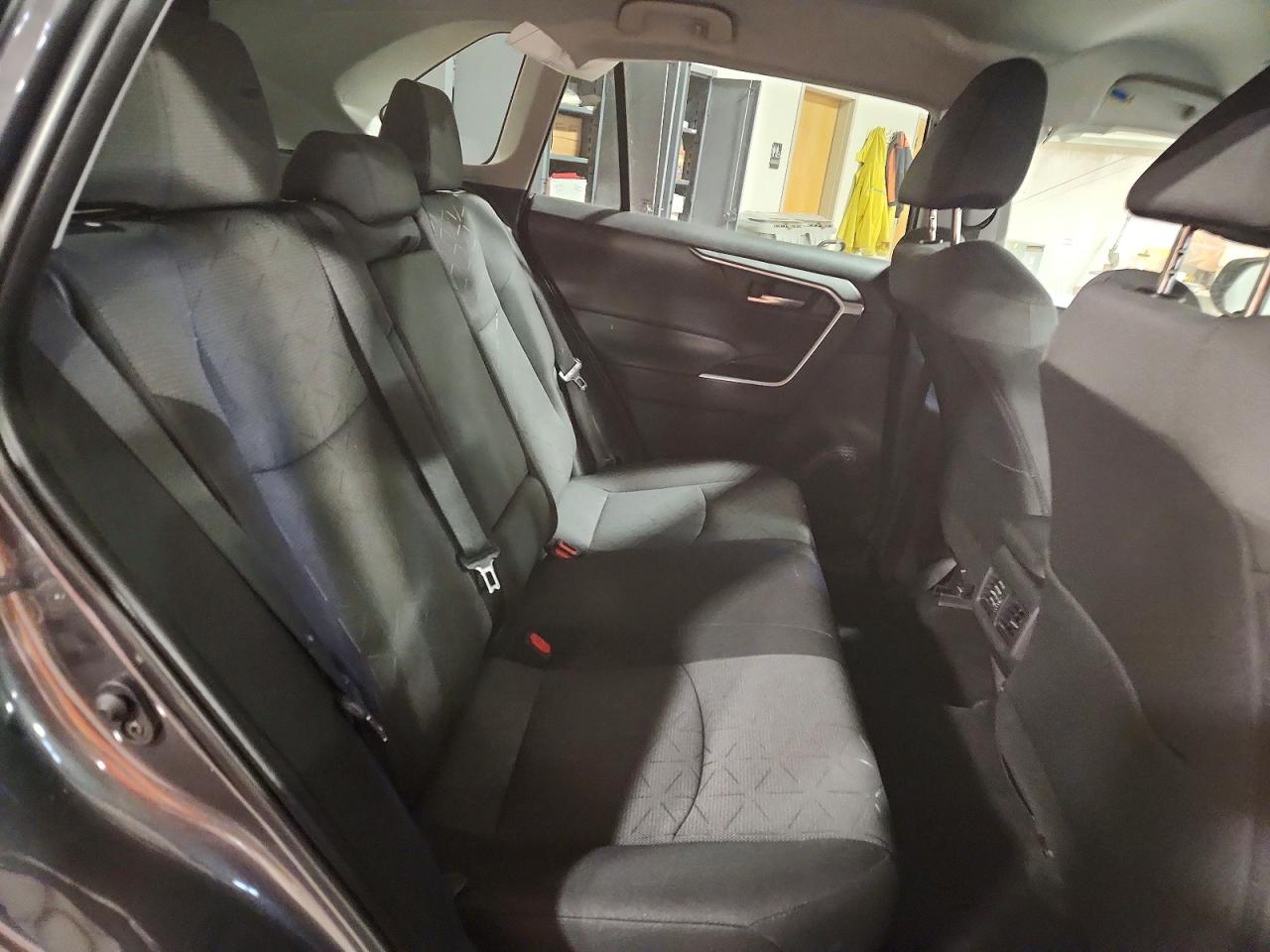 2025 TOYOTA RAV4 XLE photo 11