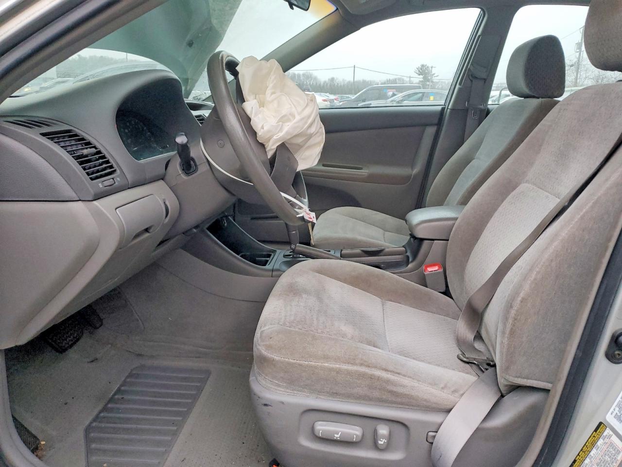 2004 TOYOTA CAMRY LE photo 7