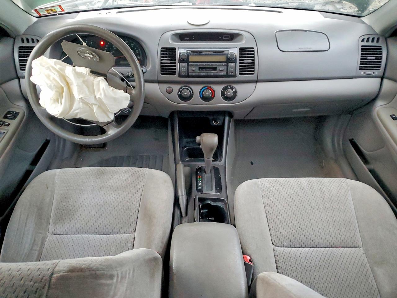 2004 TOYOTA CAMRY LE photo 8