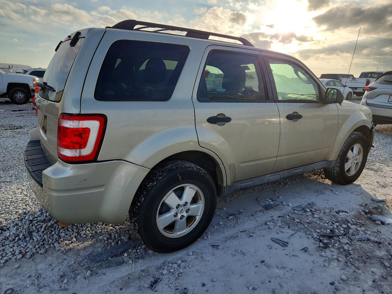 2010 FORD ESCAPE photo 3