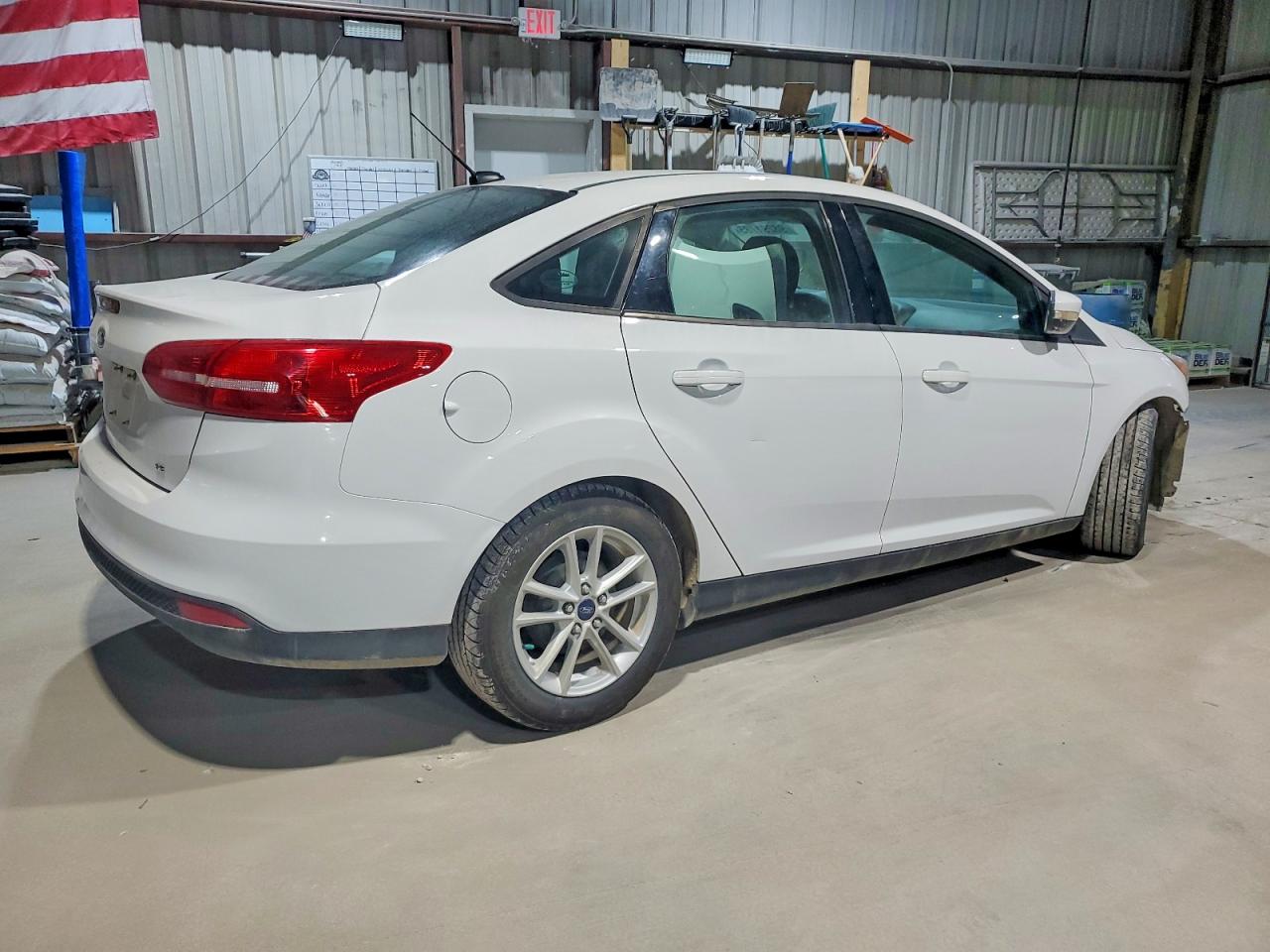 2017 FORD FOCUS SE photo 3