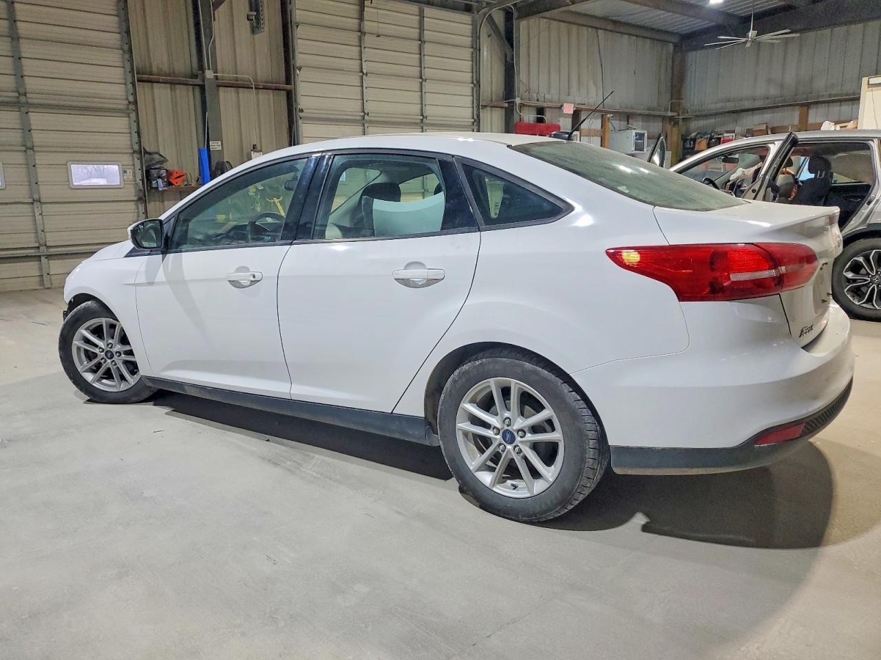 2017 FORD FOCUS SE photo 2