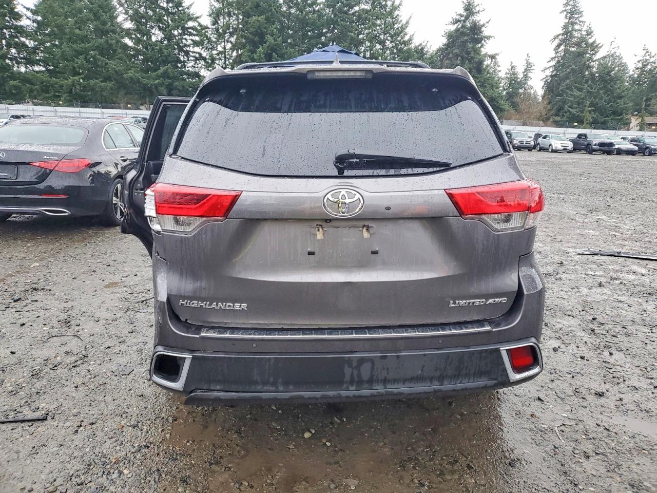 2017 TOYOTA HIGHLANDER LIMITED photo 6