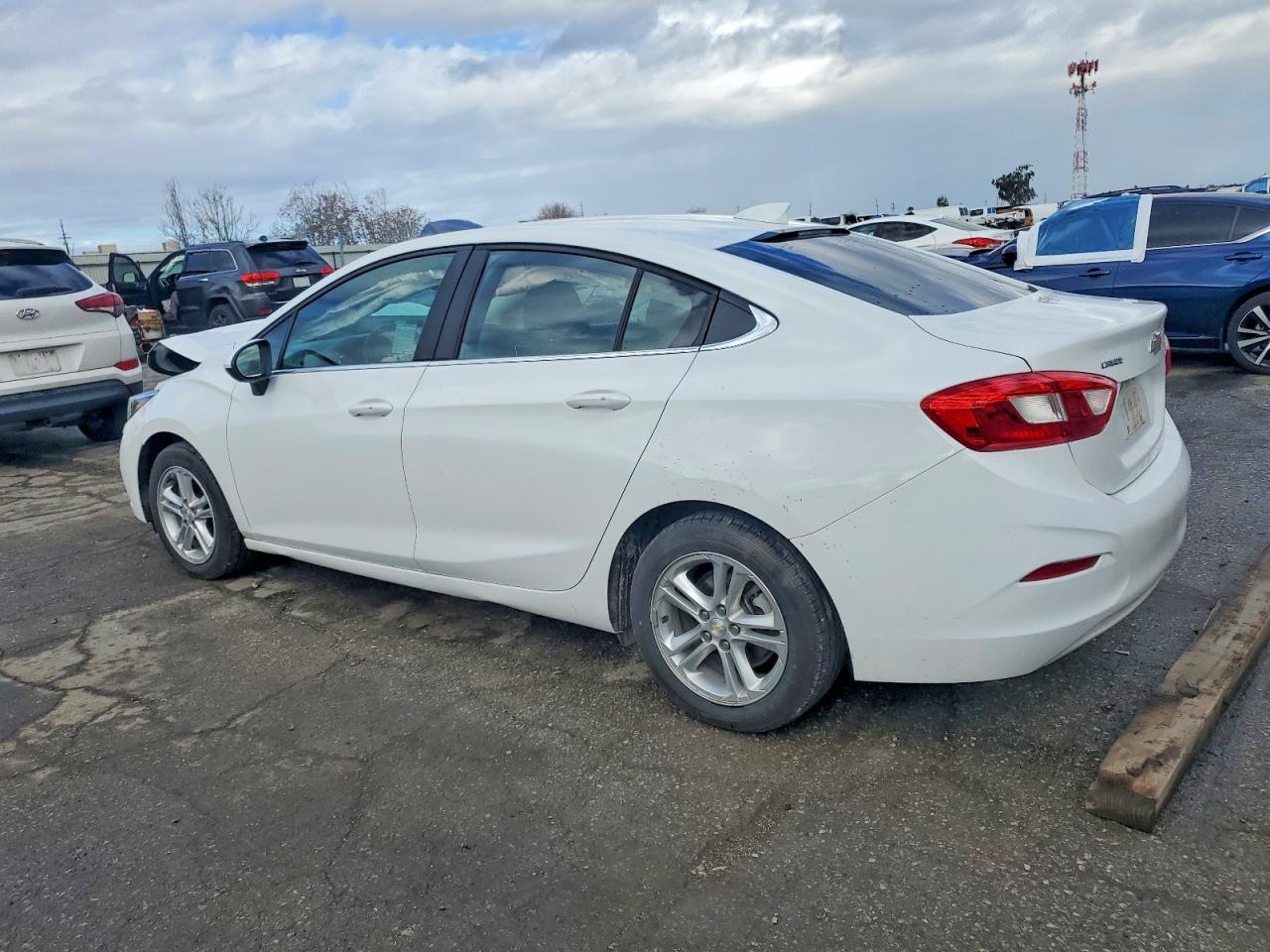 2017 CHEVROLET CRUZE LT photo 2