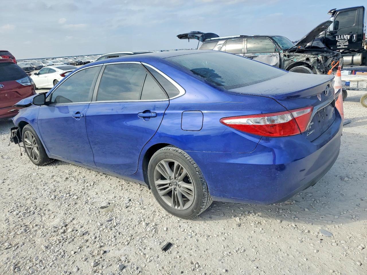 2016 TOYOTA CAMRY LE photo 2