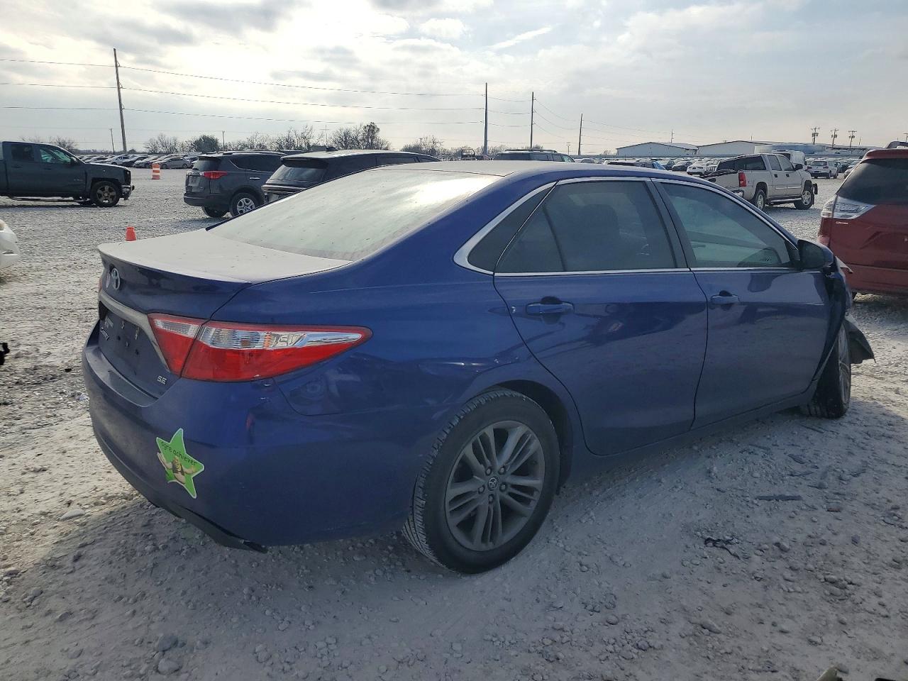 2016 TOYOTA CAMRY LE photo 3