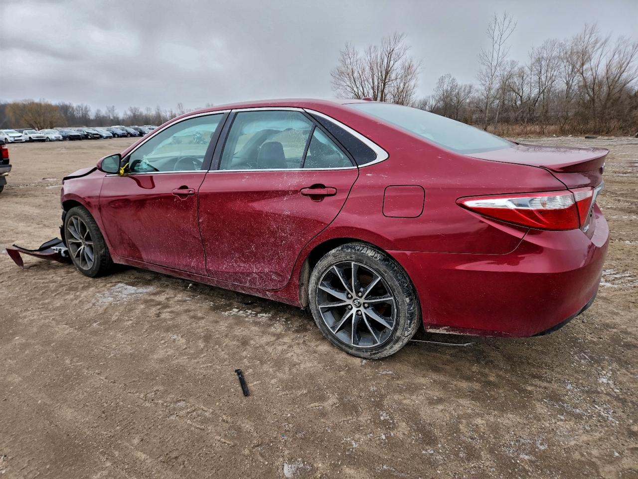 2015 TOYOTA CAMRY LE photo 2