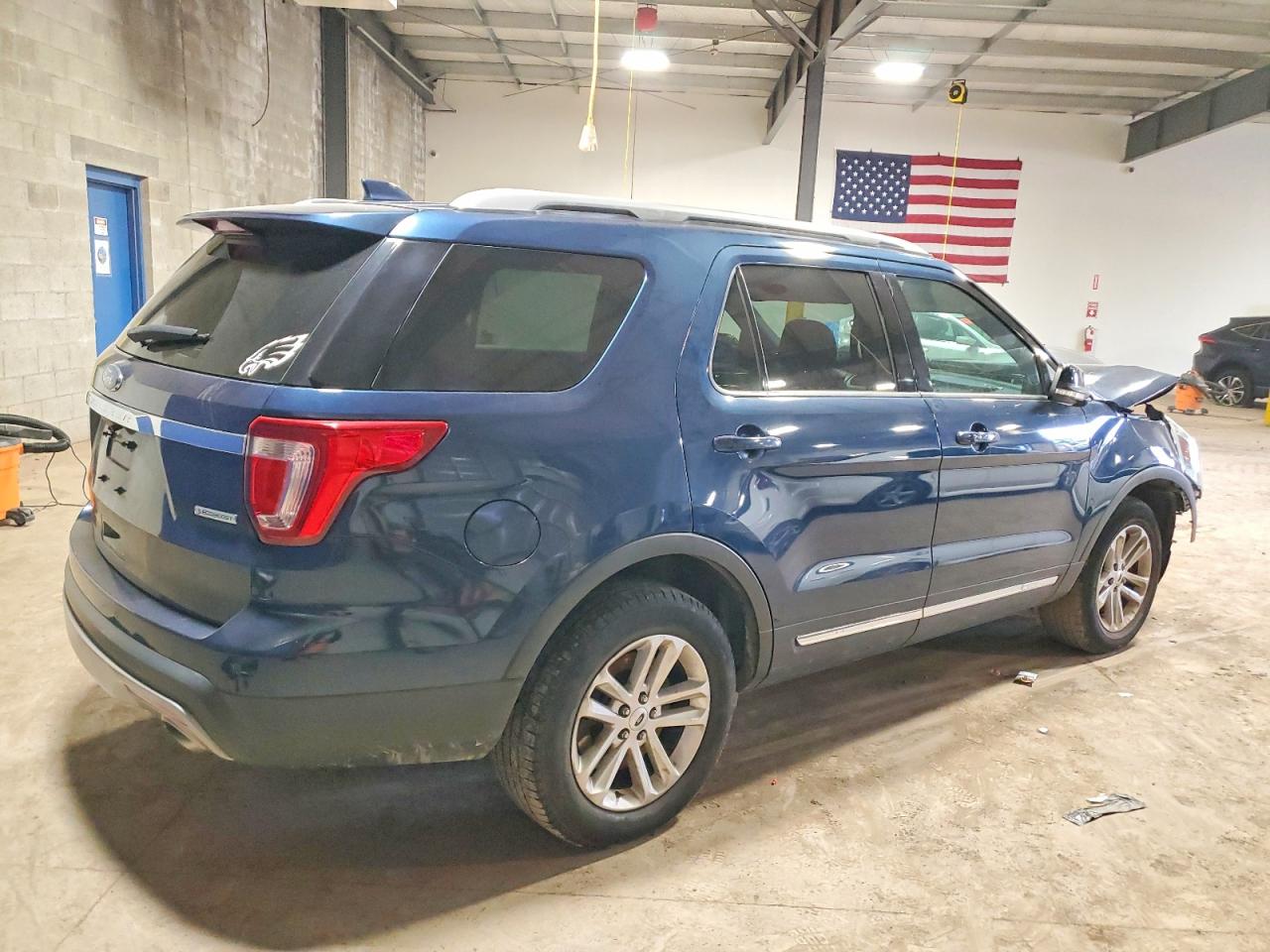2017 FORD EXPLORER XLT photo 3