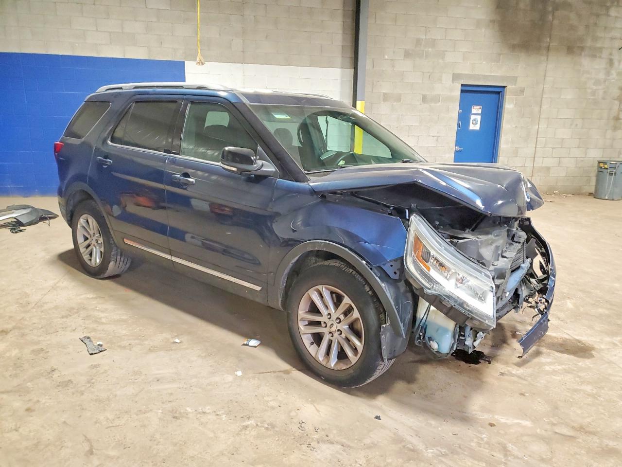 2017 FORD EXPLORER XLT photo 4