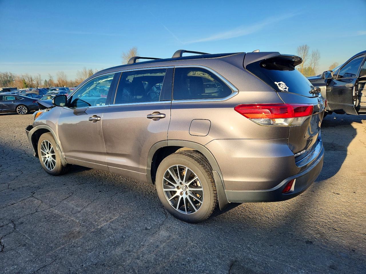 2018 TOYOTA HIGHLANDER SE photo 2