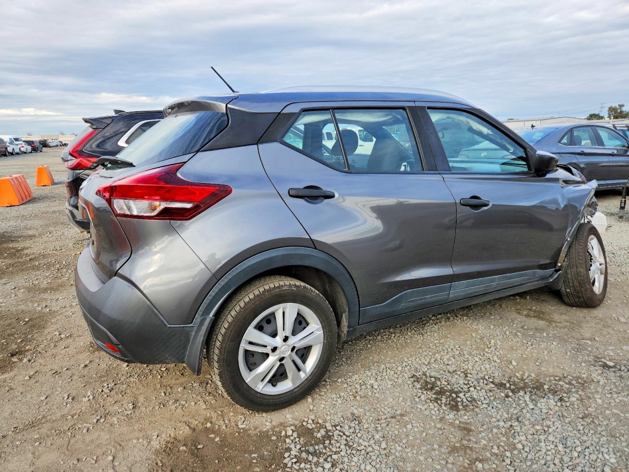 2019 NISSAN KICKS S photo 3