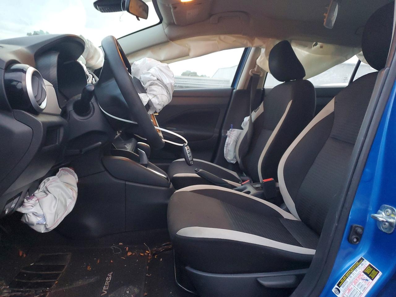 2021 NISSAN VERSA SV photo 7