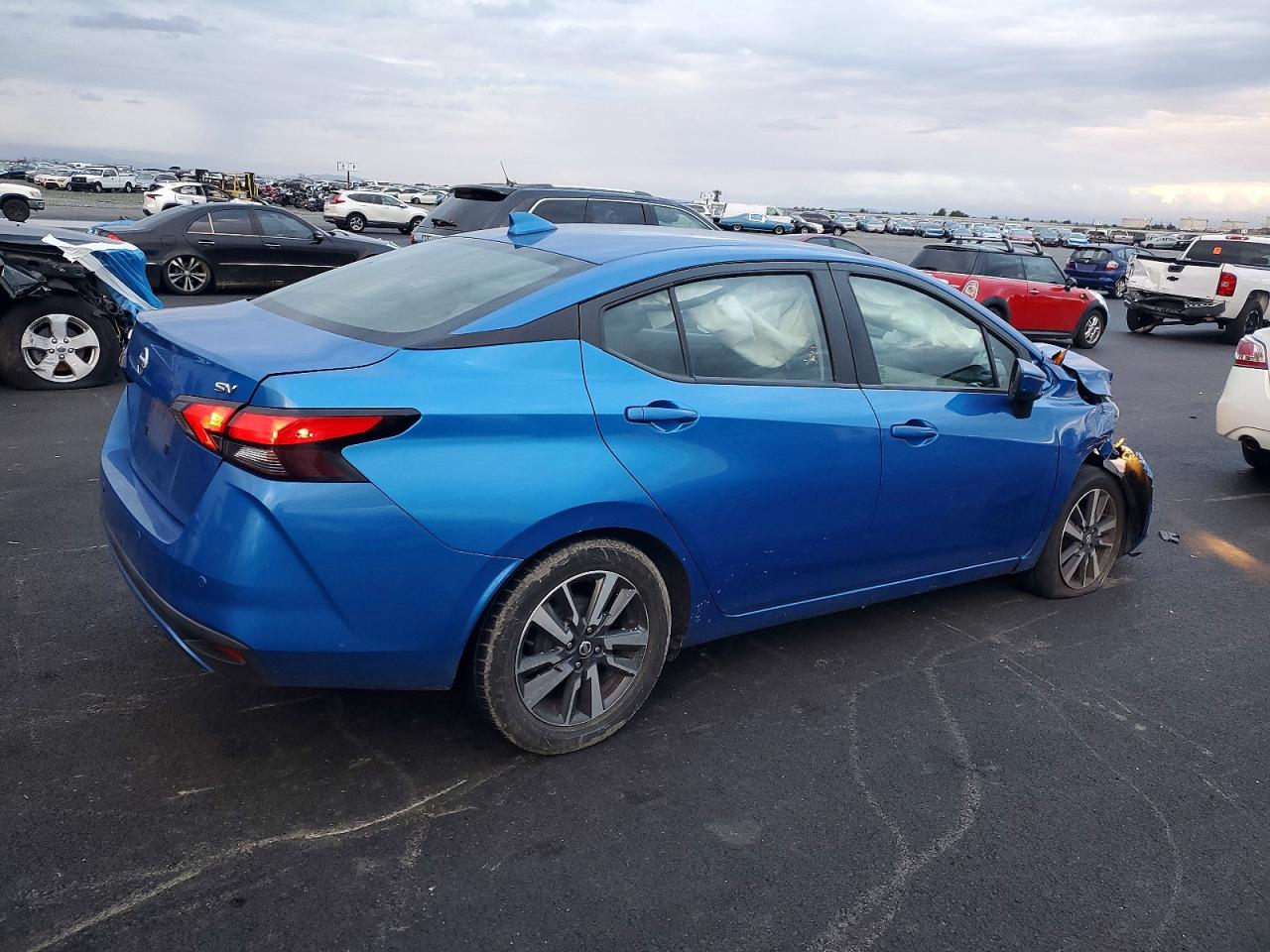 2021 NISSAN VERSA SV photo 3