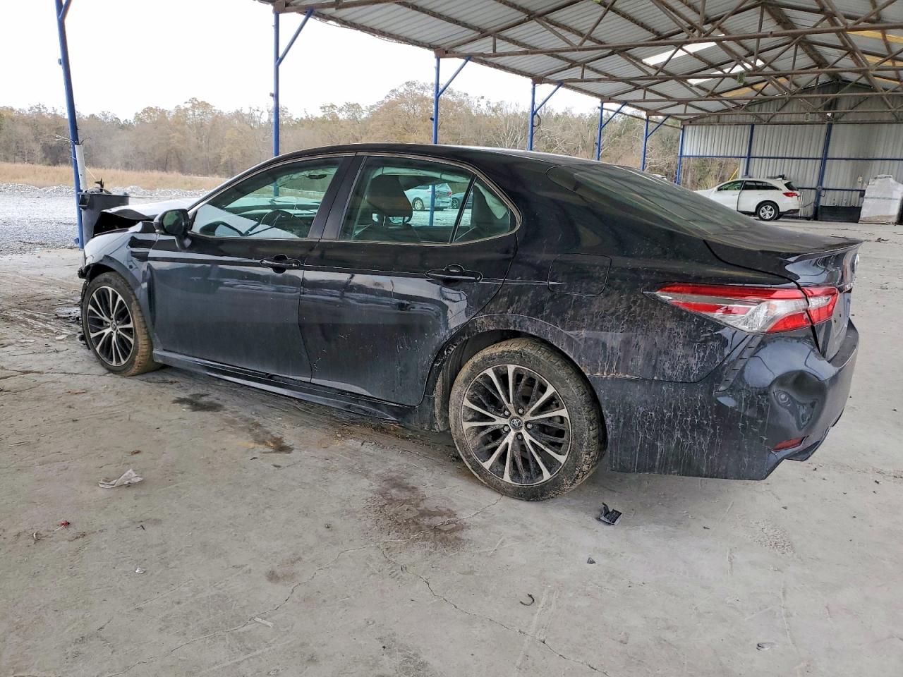 2018 TOYOTA CAMRY L photo 2