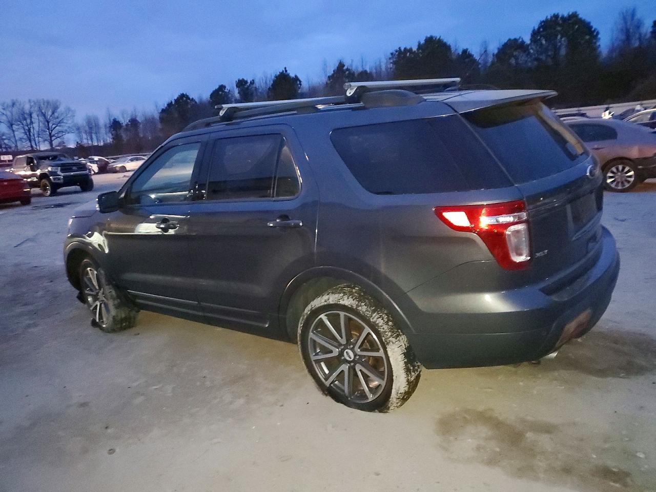 2015 FORD EXPLORER XLT photo 3