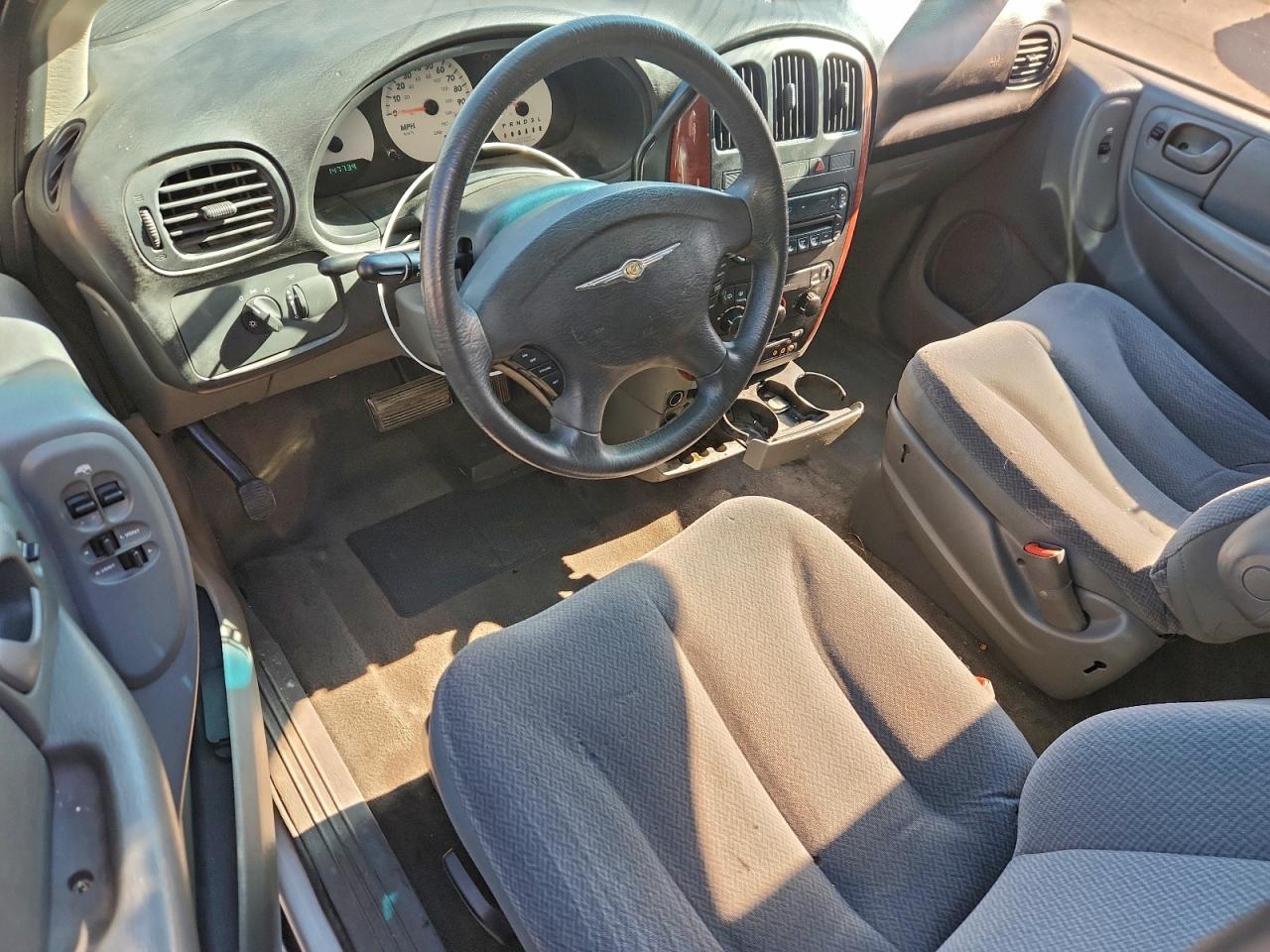 2005 CHRYSLER TOWN & COUNTRY photo 8