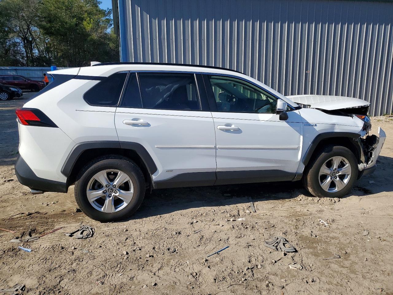 2019 TOYOTA RAV4 XLE photo 3