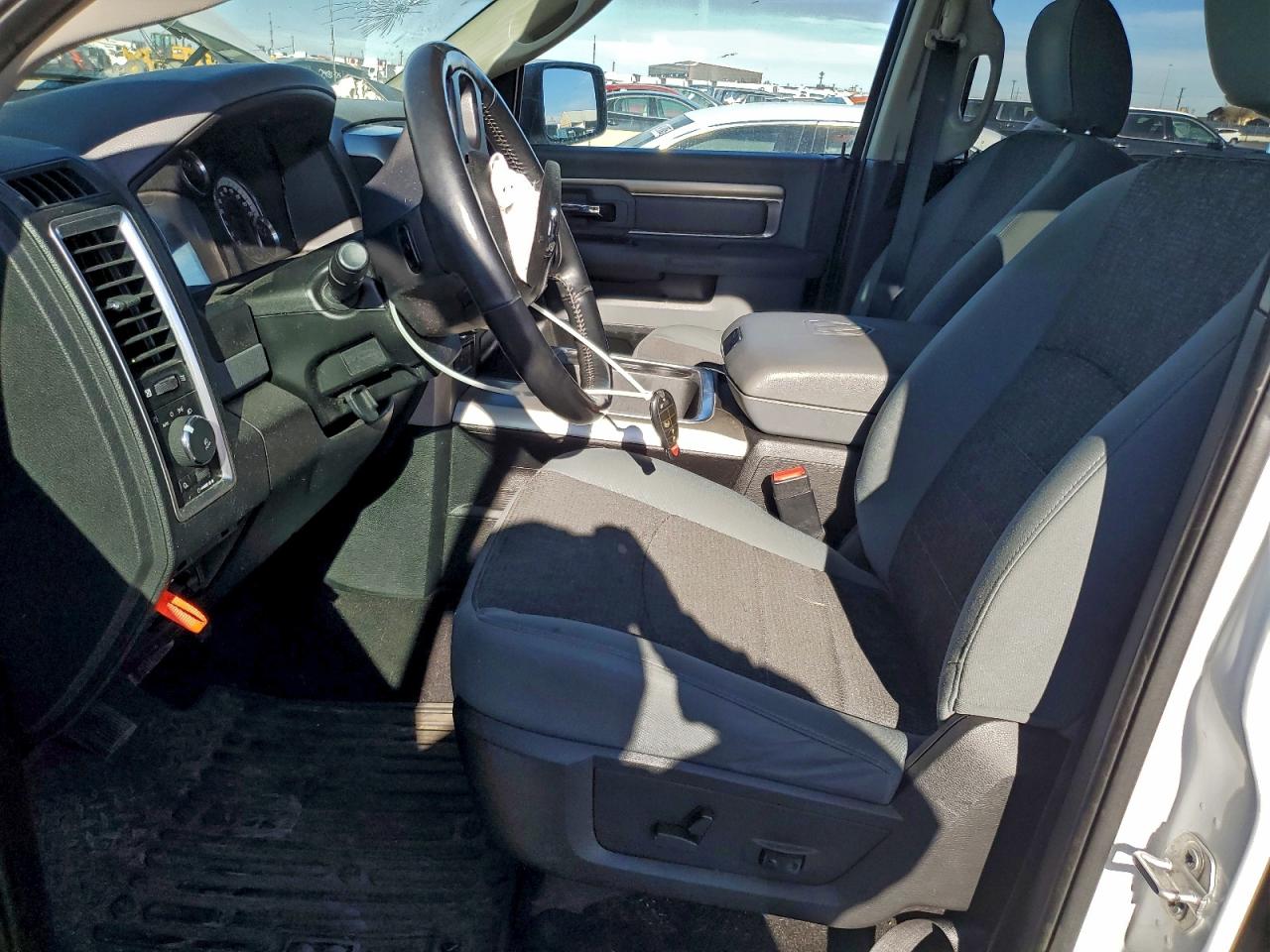 2017 RAM 1500 SLT photo 7