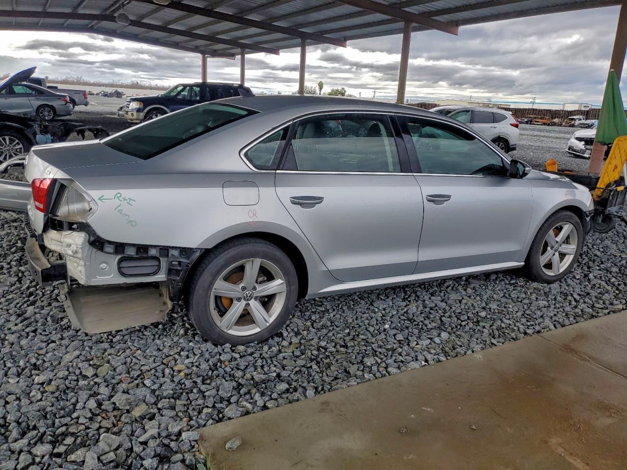 2012 VOLKSWAGEN PASSAT SE photo 3