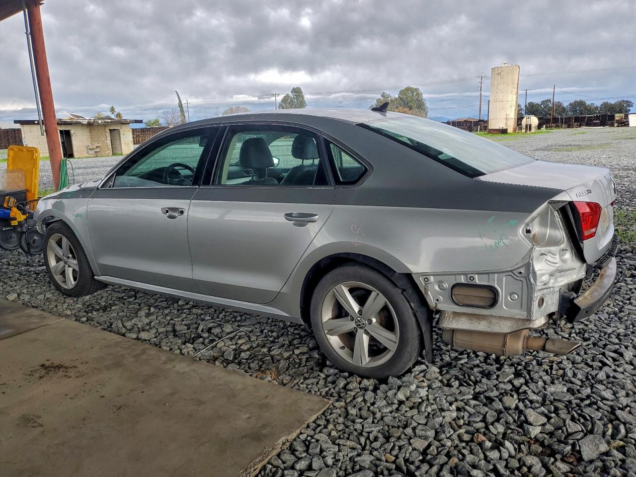 2012 VOLKSWAGEN PASSAT SE photo 2