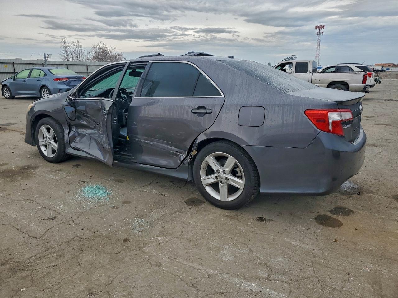 2014 TOYOTA CAMRY L photo 2