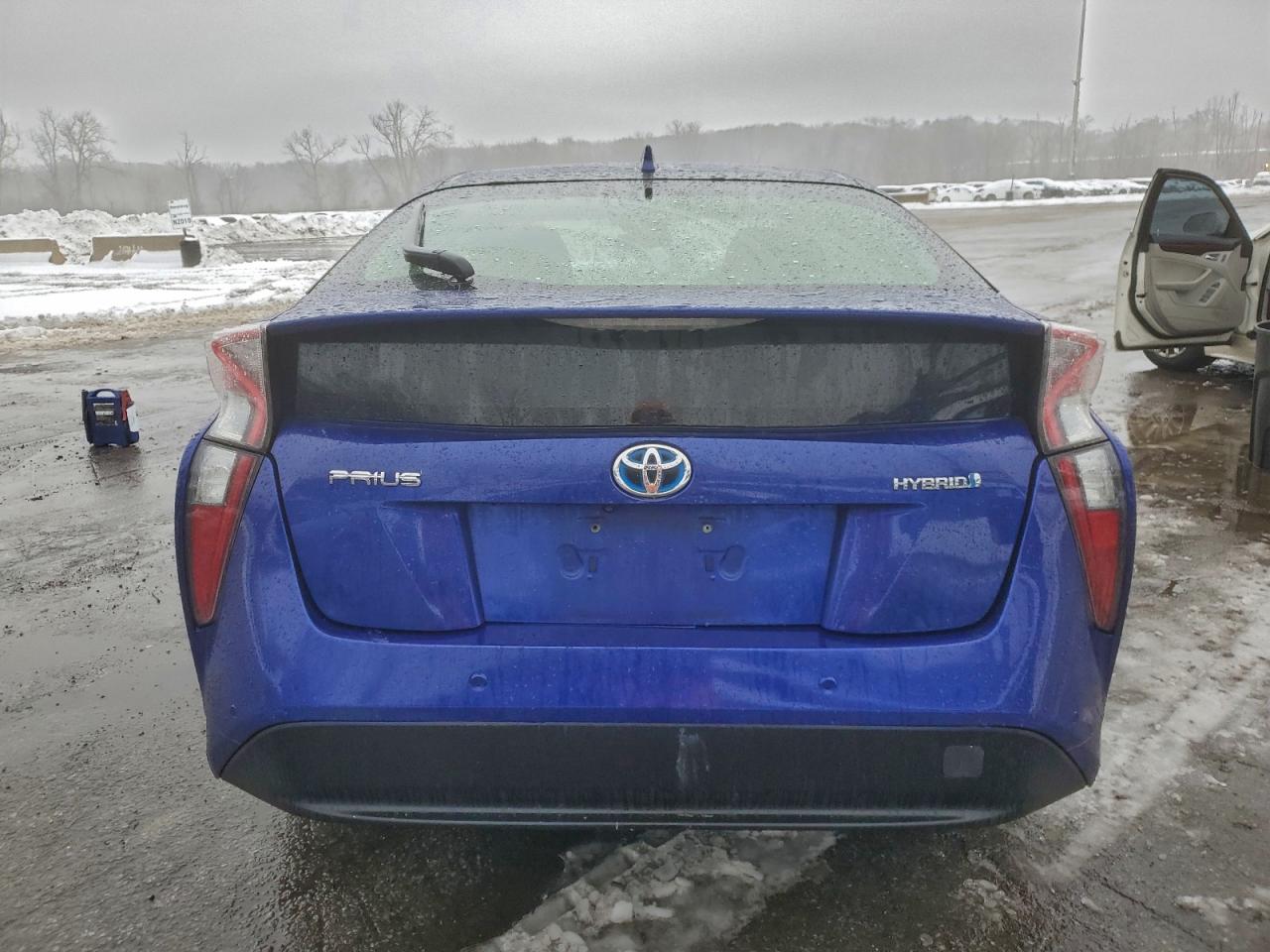 2018 TOYOTA PRIUS photo 6