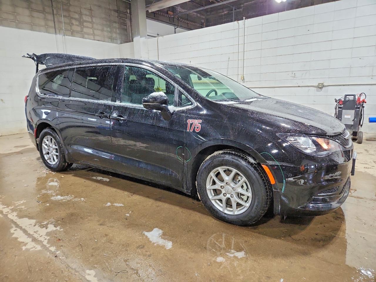 2025 CHRYSLER VOYAGER LX photo 4