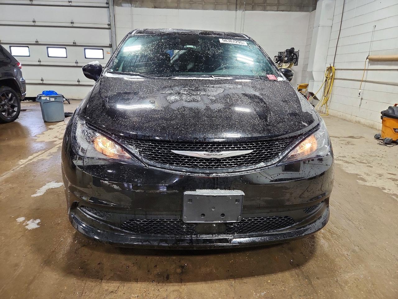 2025 CHRYSLER VOYAGER LX photo 5