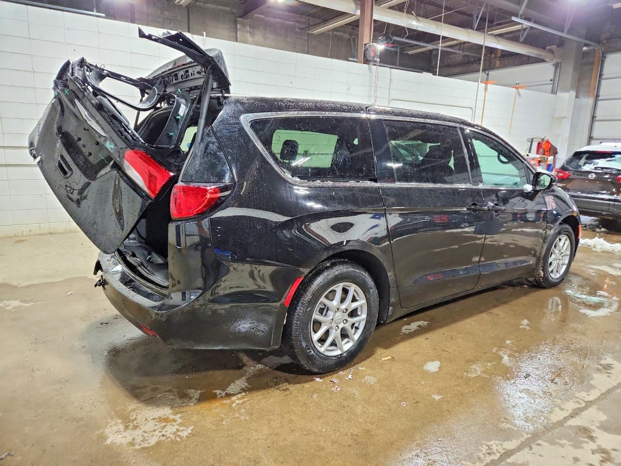 2025 CHRYSLER VOYAGER LX photo 3