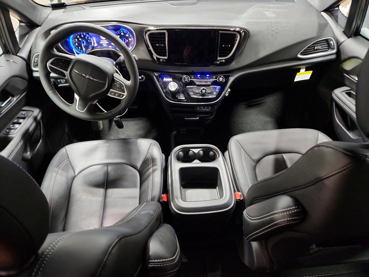 2025 CHRYSLER VOYAGER LX photo 8