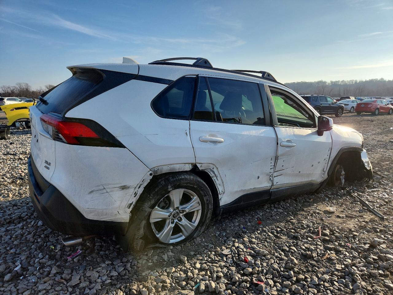 2019 TOYOTA RAV4 XLE photo 3