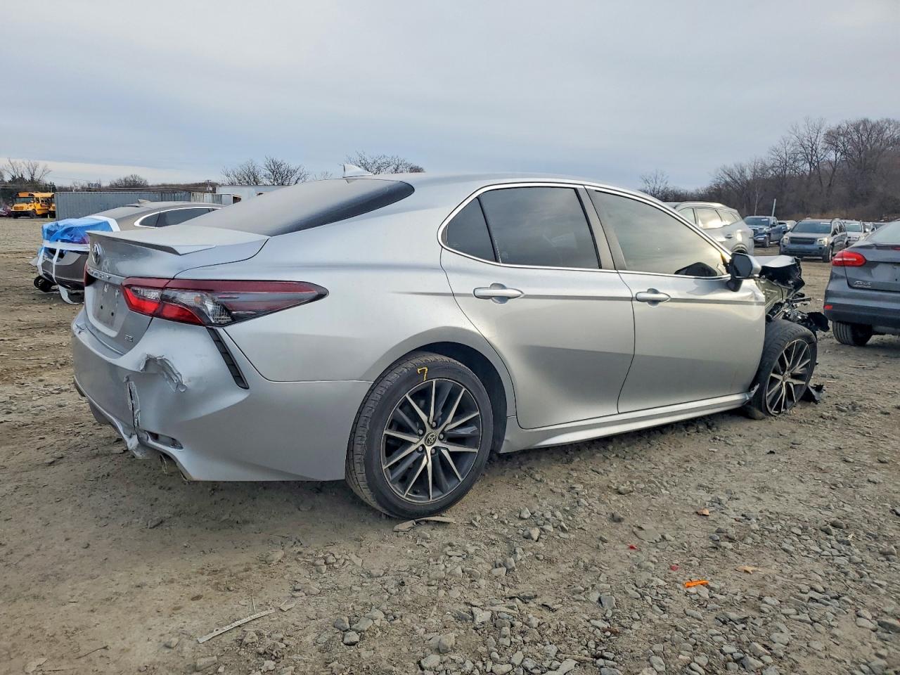 2022 TOYOTA CAMRY SE photo 3