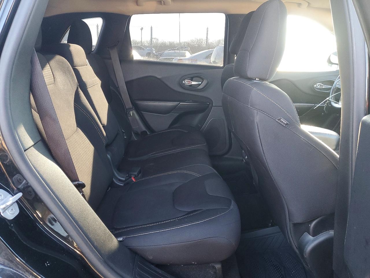 2015 JEEP CHEROKEE LATITUDE photo 11