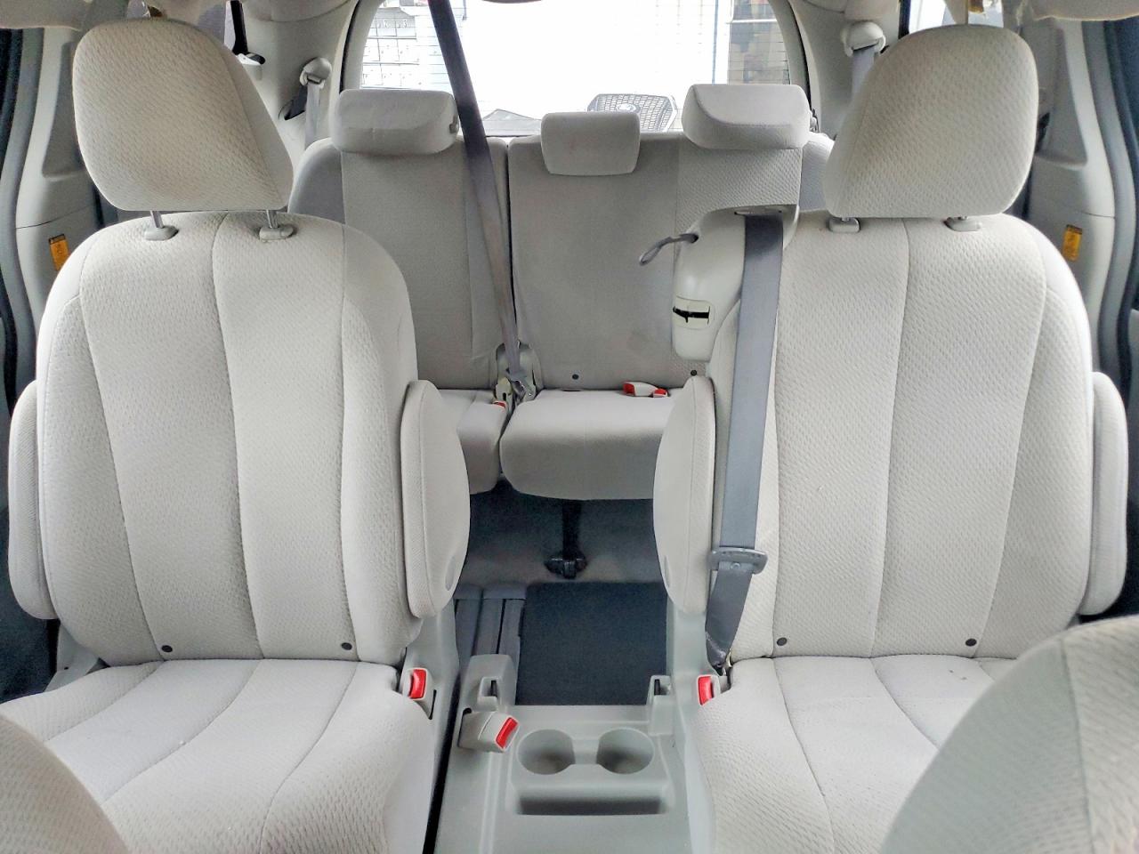 2013 TOYOTA SIENNA LE 8-PASSENGER photo 10