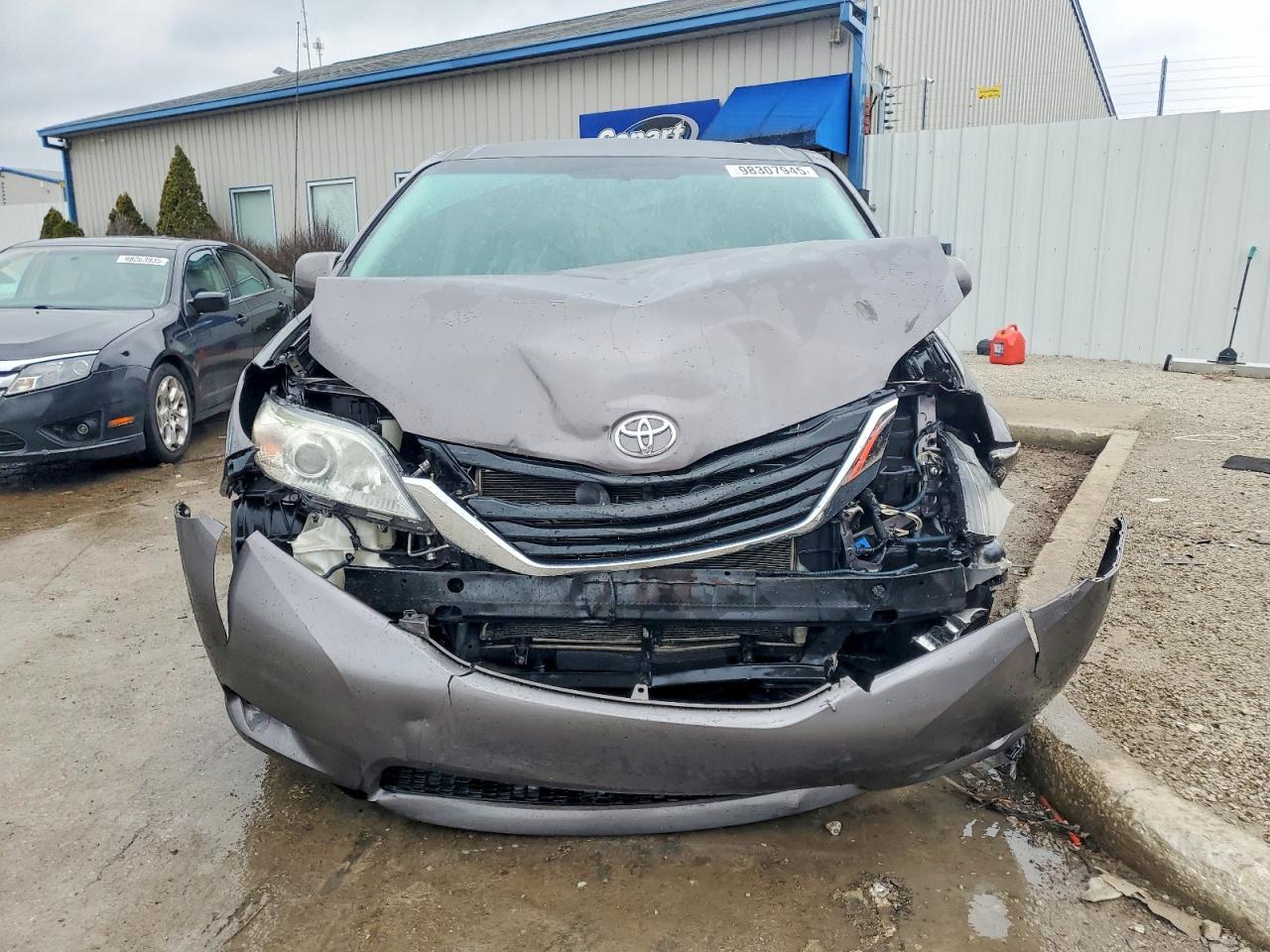 2013 TOYOTA SIENNA LE 8-PASSENGER photo 5