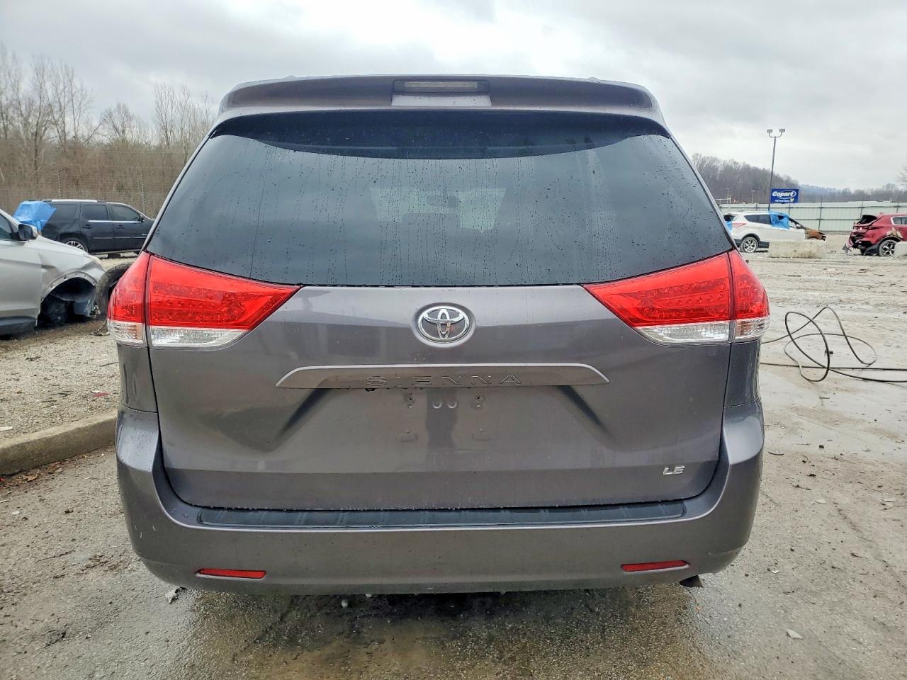 2013 TOYOTA SIENNA LE 8-PASSENGER photo 6