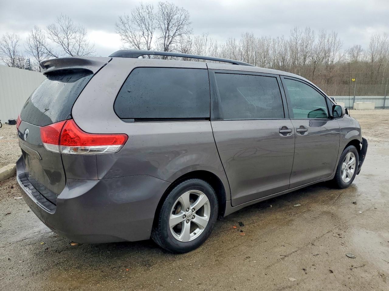 2013 TOYOTA SIENNA LE 8-PASSENGER photo 3