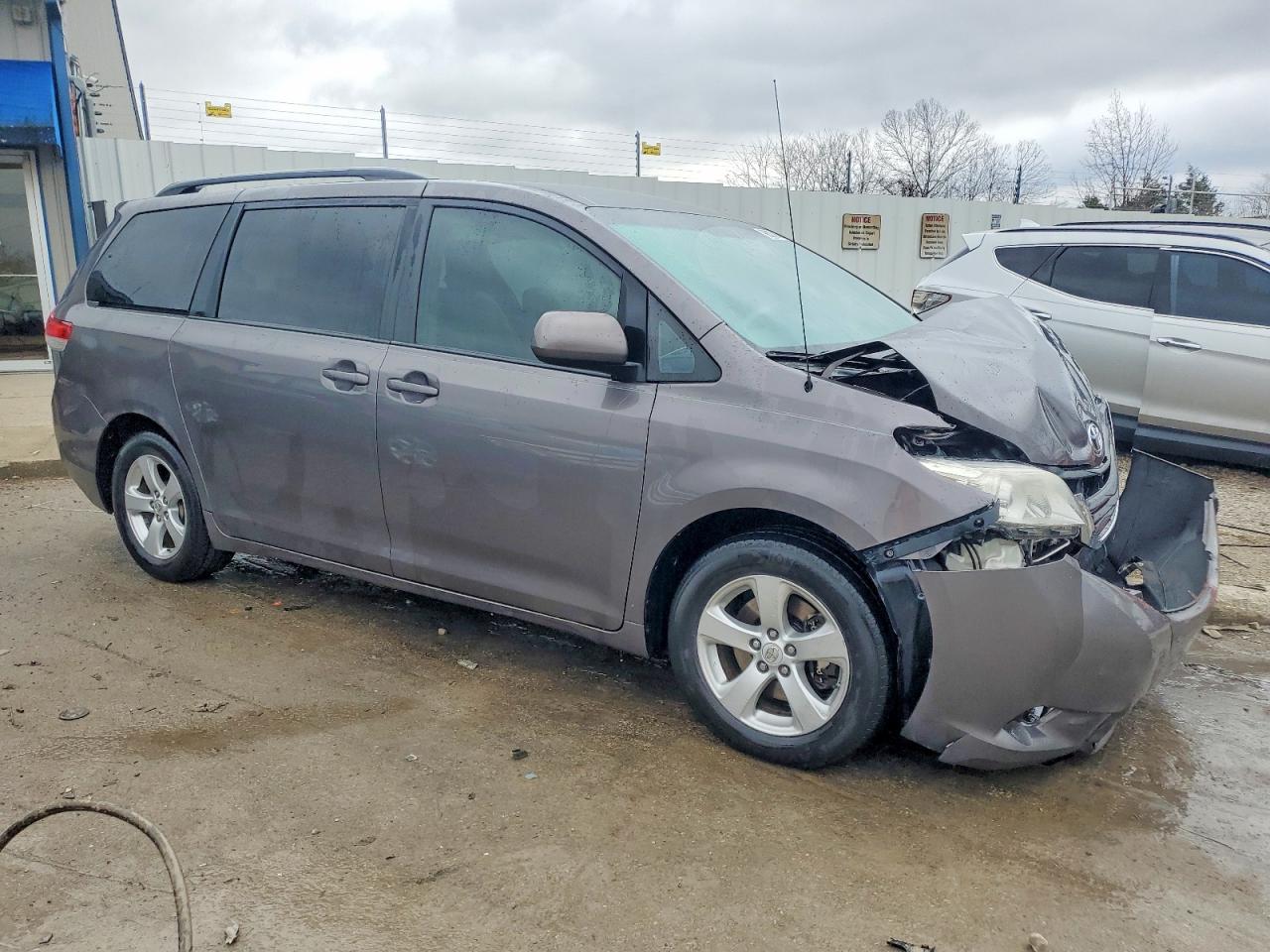2013 TOYOTA SIENNA LE 8-PASSENGER photo 4