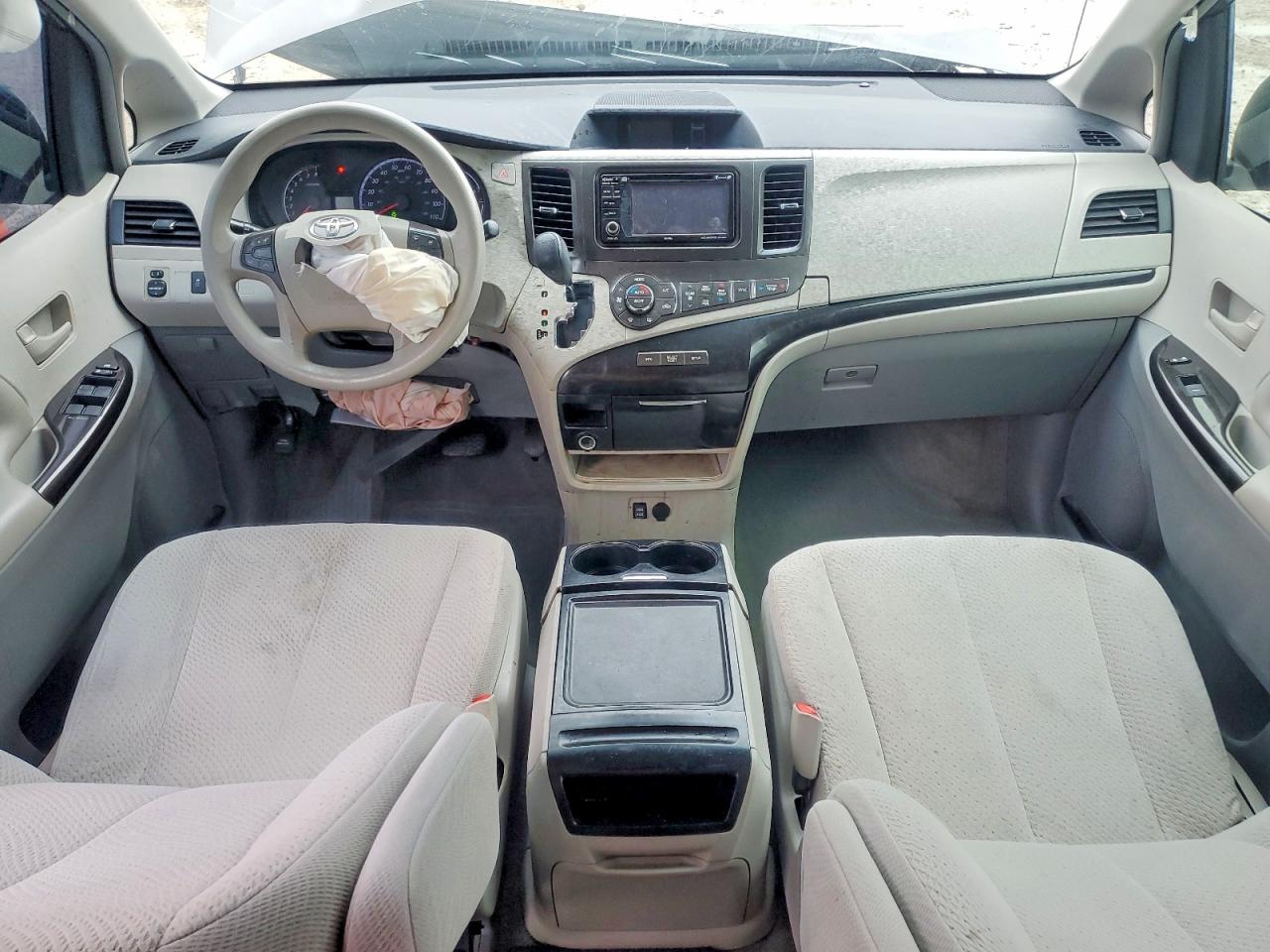 2013 TOYOTA SIENNA LE 8-PASSENGER photo 8