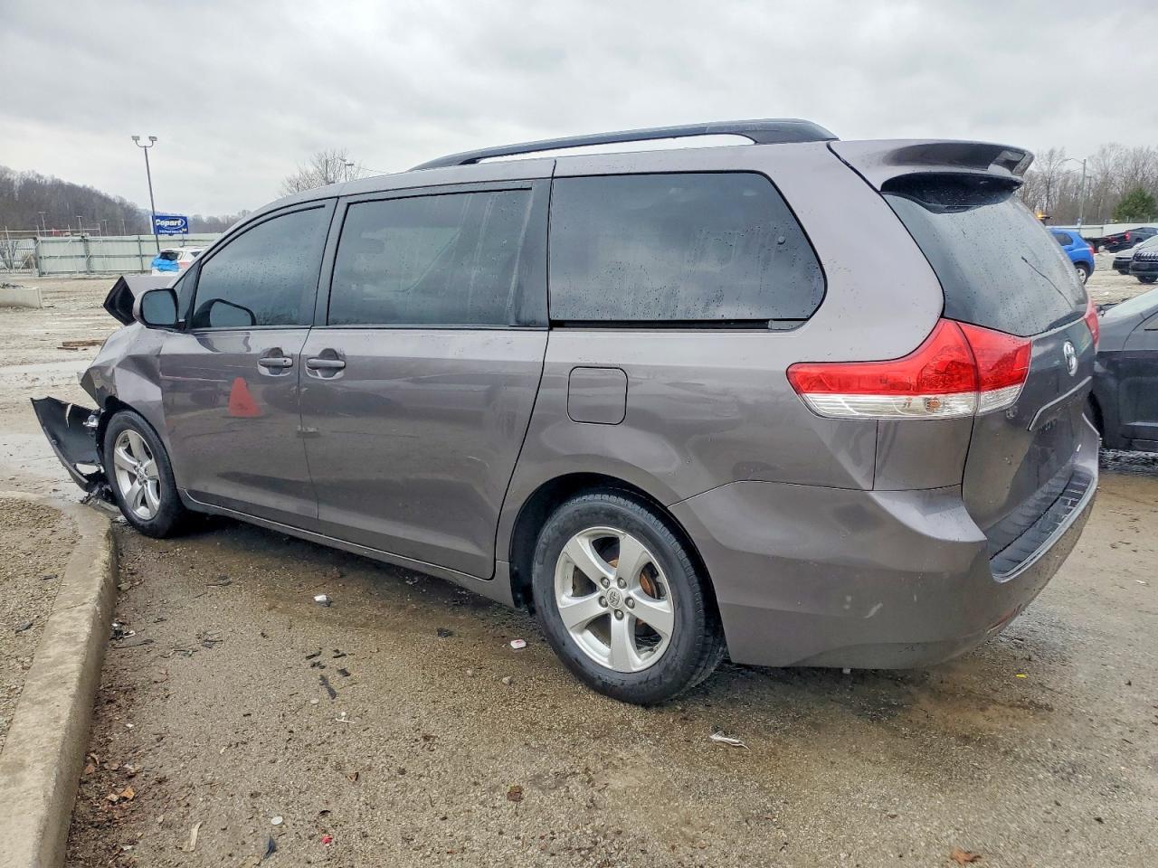 2013 TOYOTA SIENNA LE 8-PASSENGER photo 2